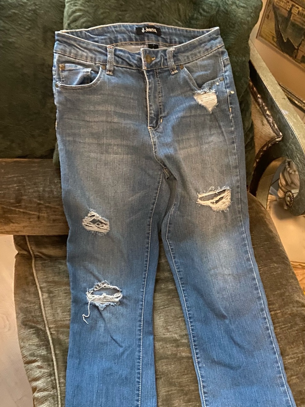 D Jeans” Distressed medium blue denim jeans size 6